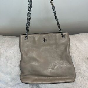 Authentic Tory Burch "Frida" Swingpack in color Taupe, silver metalware details